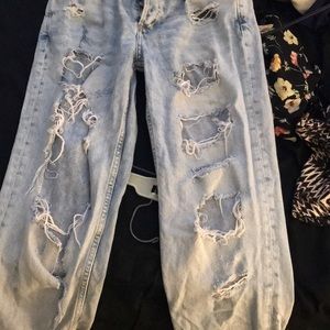 SUPER DISTRESSED BOYFRIEND JEANS